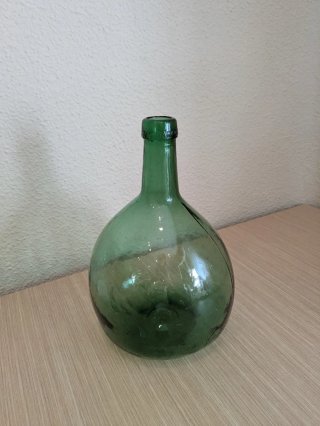 Botella de vidrio verde antigua
