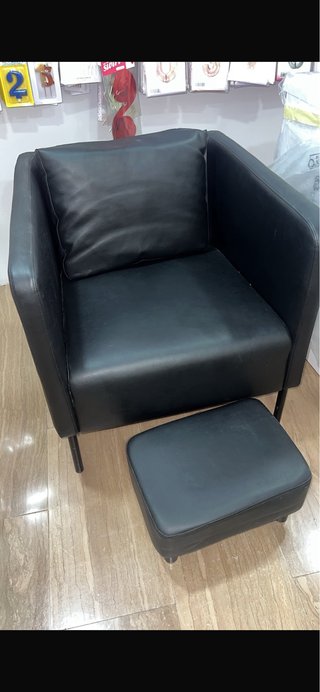 Sillón individual con reposapiés
