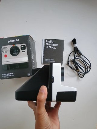Cámara de fotos Polaroid Now con caja