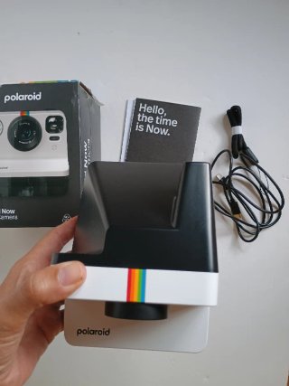 Cámara de fotos Polaroid Now con caja