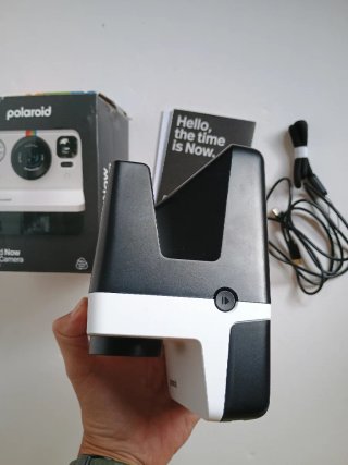 Cámara de fotos Polaroid Now con caja