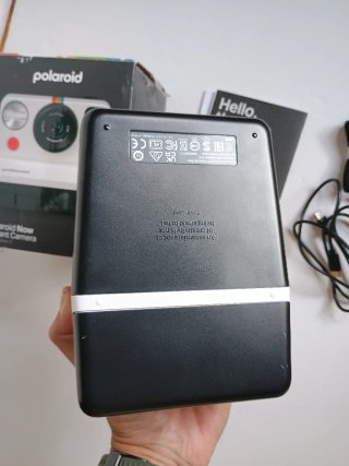 Cámara de fotos Polaroid Now con caja