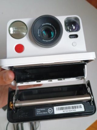 Cámara de fotos Polaroid Now con caja