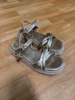 Sandalias doradas niña, talla real 34