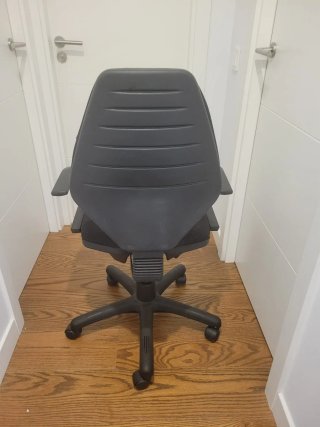 Silla de oficina ergonómica negra