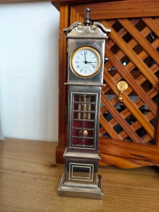 Modello di orologio a pendolo in metallo da tavolo