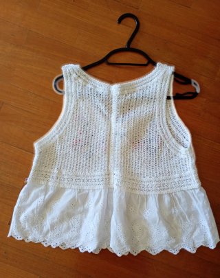 Blusa Branca com Detalhes em Crochê