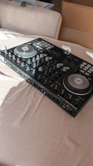 Controlador DJ Traktor Kontrol S4 mk ll