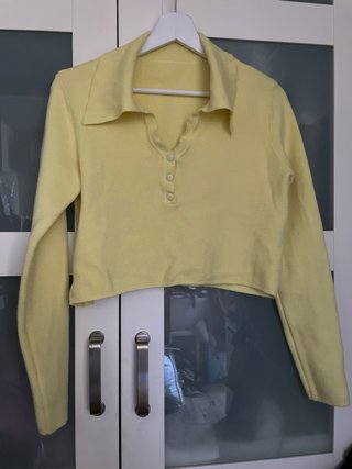 Cardigan tipo polo crop top con botones
