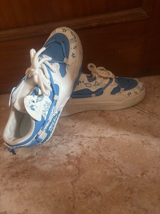 Zapatillas Deportivas Estampadas Blanco y Azul