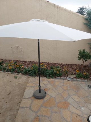Sombrilla de patio con pie gris