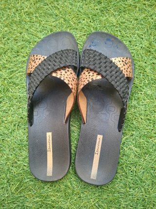 Sandalias Ipanema Negras y Estampadas