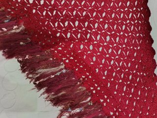 Chal toquilla tejido a crochet con flecos granate