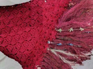 Chal toquilla tejido a crochet con flecos granate