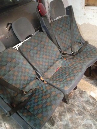 Asientos de coche con tapicería a cuadros