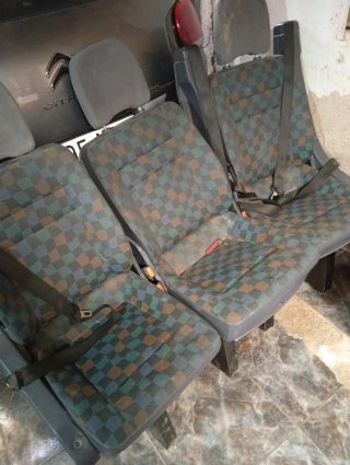 Asientos de coche con tapicería a cuadros