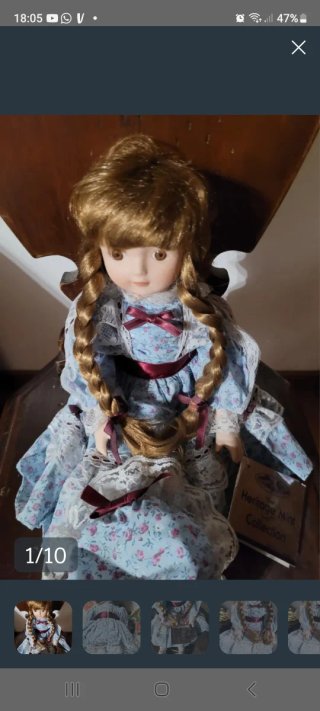 Bambola in ceramica con vestito floreale