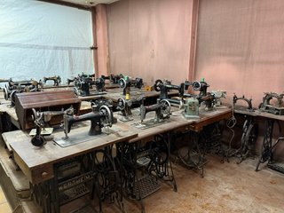 Lote de Máquinas de Coser Antiguas Mas de 30