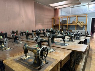 Lote de Máquinas de Coser Antiguas Mas de 30