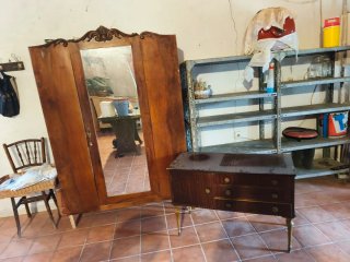 Armario Antiguo de Madera con Espejo