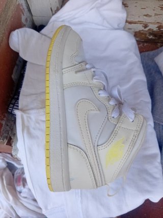 Zapatillas deportivas blancas y amarillas