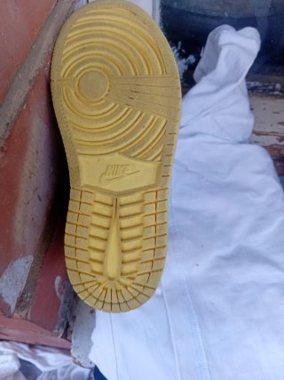 Zapatillas deportivas blancas y amarillas