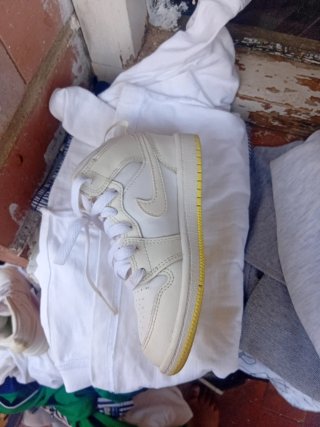 Zapatillas deportivas blancas y amarillas