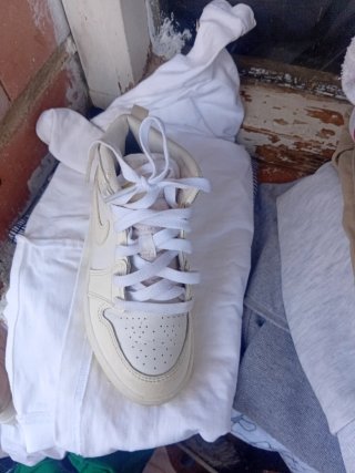 Zapatillas deportivas blancas y amarillas
