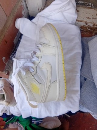 Zapatillas deportivas blancas y amarillas