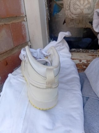 Zapatillas deportivas blancas y amarillas