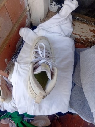 Zapatillas deportivas blancas y amarillas