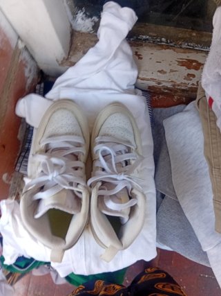 Zapatillas deportivas blancas y amarillas