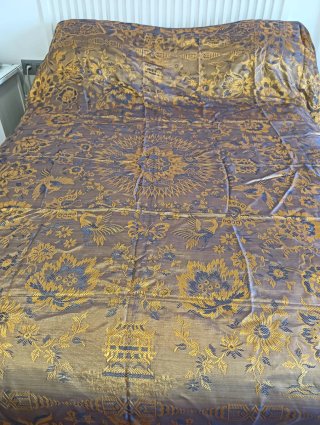 Colcha antigua de seda bordada para 135