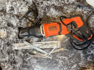 Sierra sable Black+Decker eléctrica con hojas