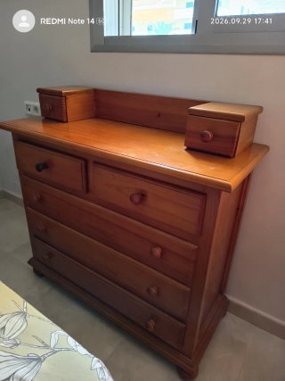 Son dos cómodas de madera de pino