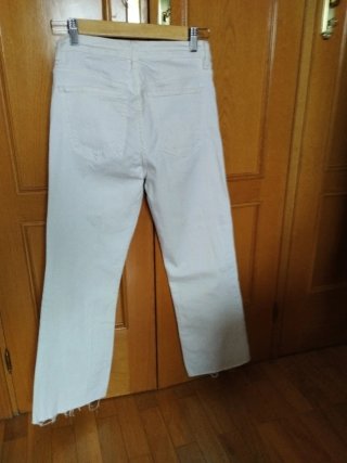 Pantalones vaqueros blancos Mango Talla M.