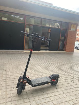 Patinete Eléctrico Negro y Rojo