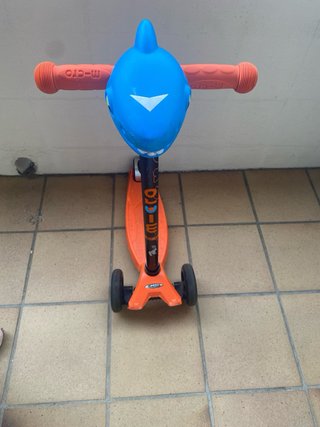 Patinete Micro con accesorio de tiburón