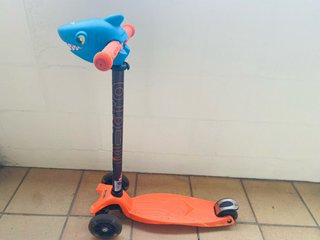 Patinete Micro con accesorio de tiburón