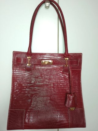 Bolso estilo Kelly piel reptil burdeos