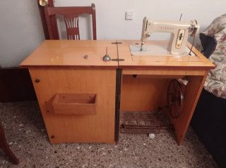 Máquina de coser Singer antigua con mueble (Años 7