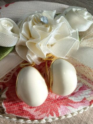 Pendientes vintage dorados marfil