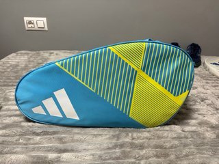 Set de Padel Adidas: Pala, Paletero y Zapatillas