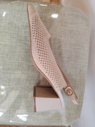 Zapatos beige de malla con tira