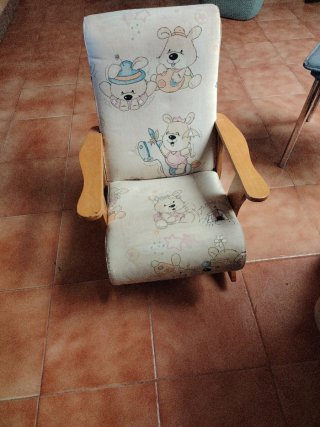 Sillón balancín infantil con estampado