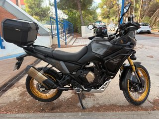 Voge 800 Rally Negra y Dorada