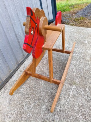 Caballo balancín de madera