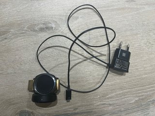 Reloj con correa de malla metálica