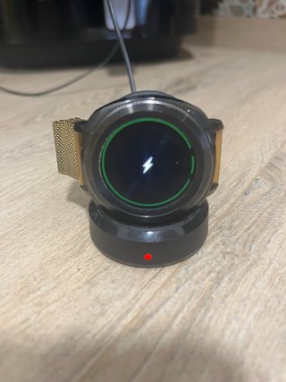 Reloj con correa de malla metálica