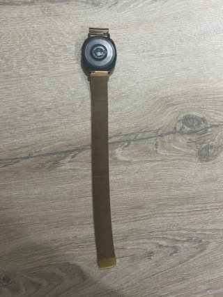 Reloj con correa de malla metálica